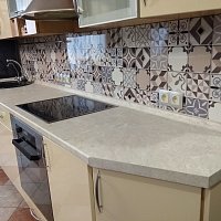 Замена кухонной столешницы Юрский мрамор Duropal 6442 и стеновой панели Albico в Екатеринбурге.